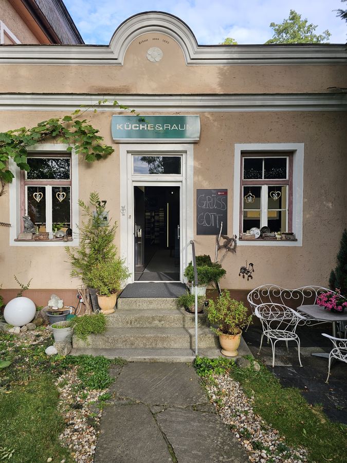 Außenansicht: Ladengeschäft Küche & Raum mit Garten