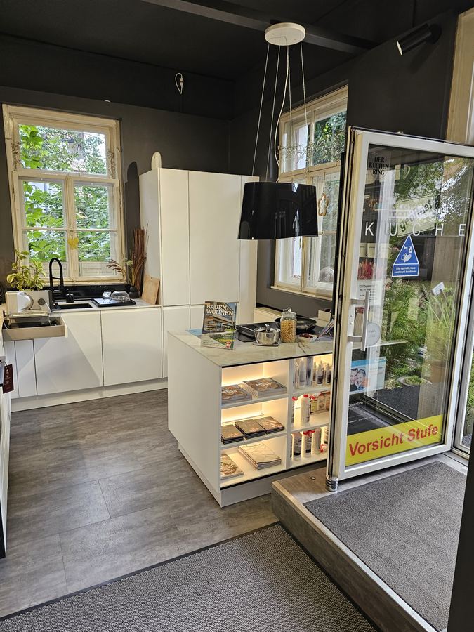 Weiße Küche mit Insel und Fenster