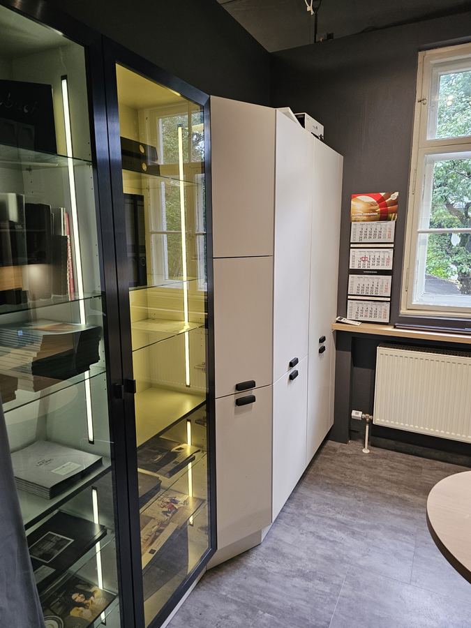 Glasvitrine mit Beleuchtung