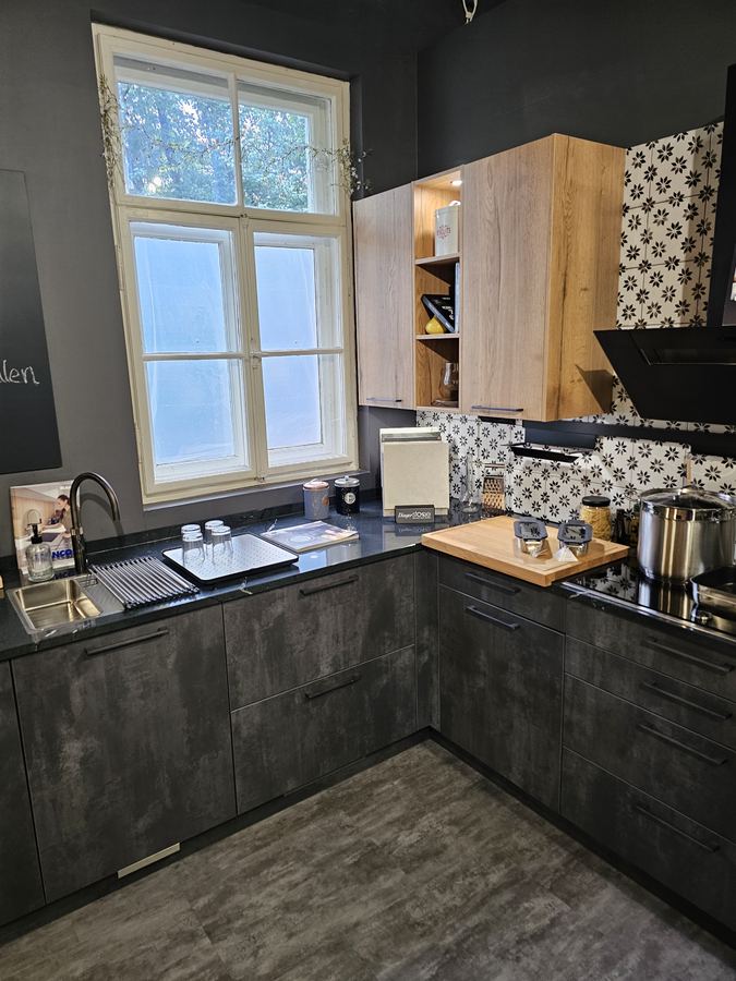 Küche in Betonoptik mit Holzarbeitsplatte