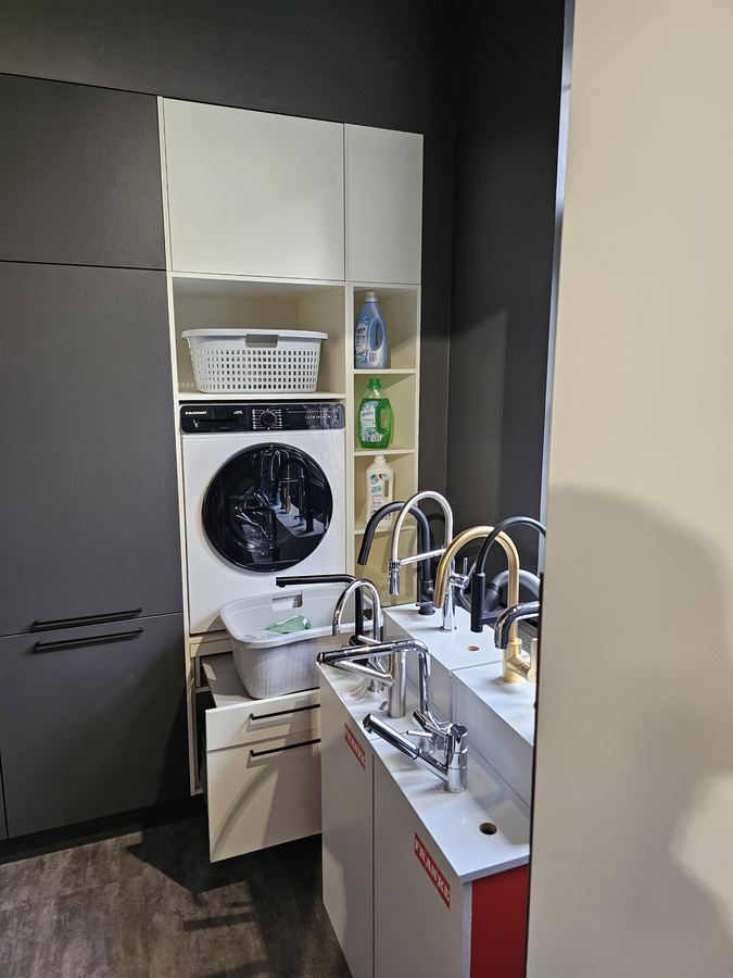 Hauswirtschaftsraum mit Waschmaschine